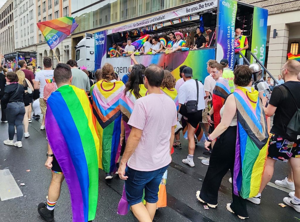 Prien unterstützt Teilnahme ihrer Mitarbeiter beim CSD