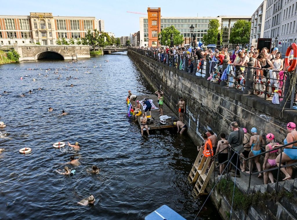 Protest-Schwimmen gegen Badeverbot in Berliner Spree