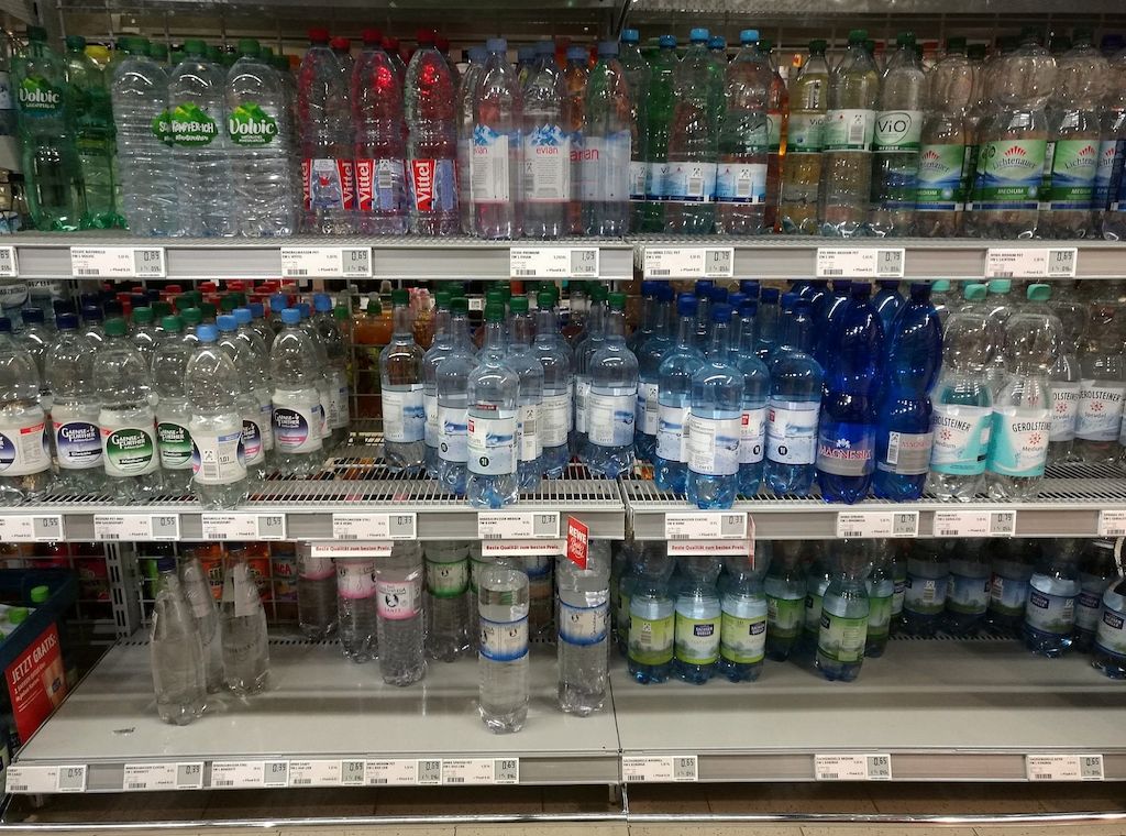 Umfrage: Mehrheit von Deckel an der Flasche genervt