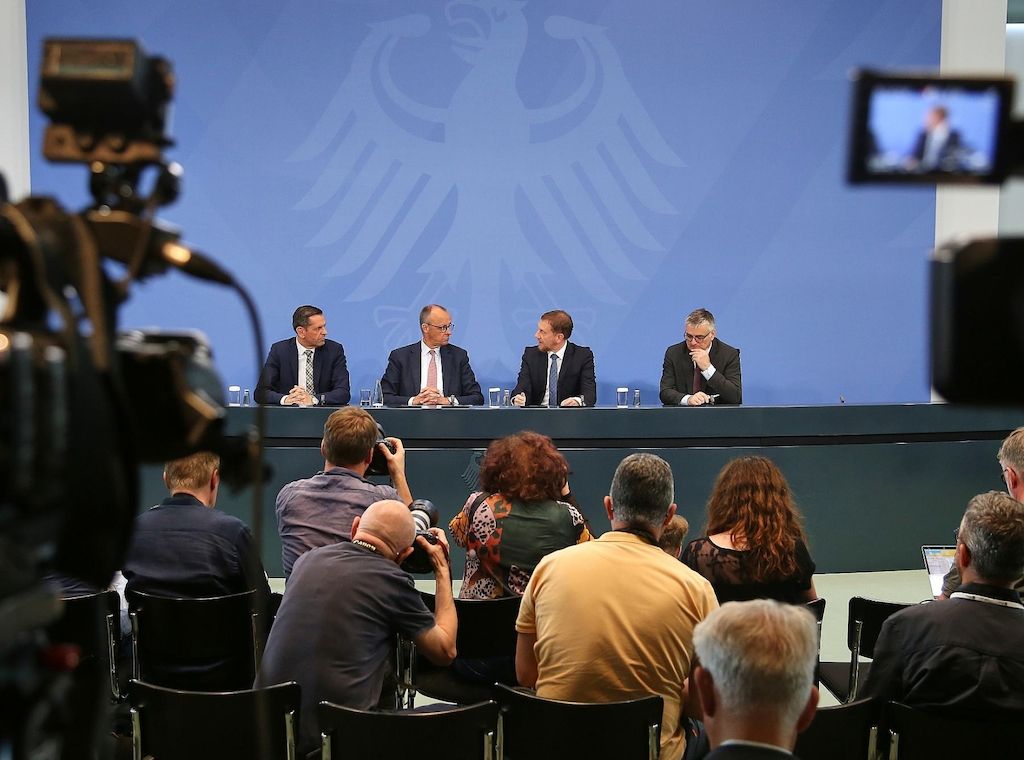 Merz will Kritik an "Drecksarbeit"-Äußerung nicht kommentieren