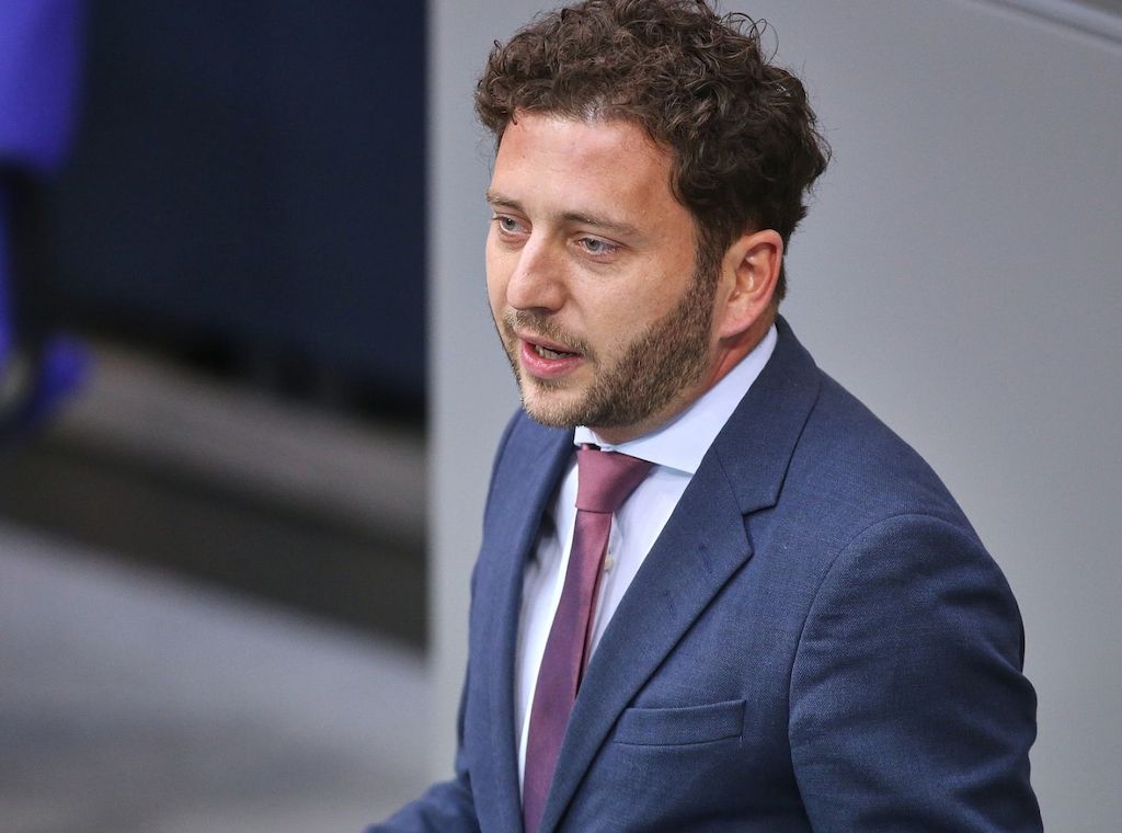 Banaszak will Klimaabgabe für Gaskonzerne und Klimasoli für Reiche