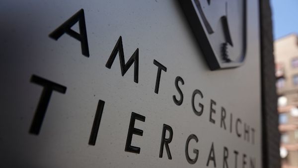 Kleines Kind im Schwimmbad in Berlin beinahe ertrunken – 23-jährige Mutter vor Gericht