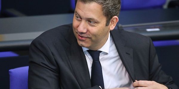 Klingbeil legt sein Geld "vor Ort in der Lüneburger Heide" an
