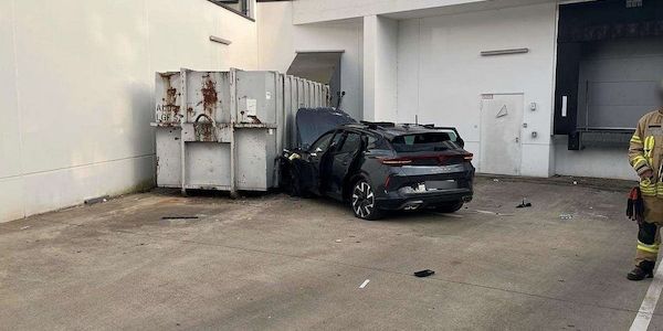 Auto stürzt in Düsseldorf-Angermund mehrere Meter in Tiefe