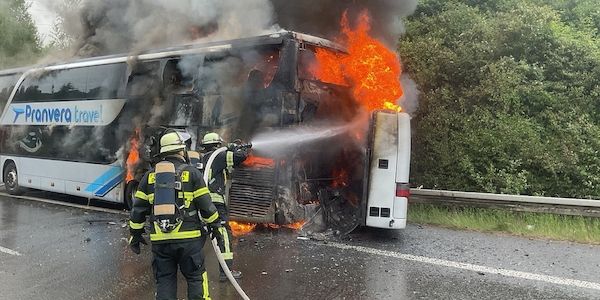 Reisebus auf B 236 bei Dortmund in Flammen aufgegangen
