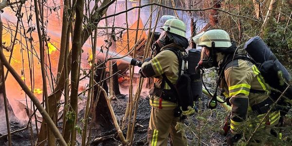 Feuerwehr löscht Gartenlaubenbrand in Bremerhaven-Fehrmoor