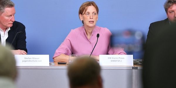Bericht vorgestellt: Gefährdungen für Kinder im Netz nehmen zu