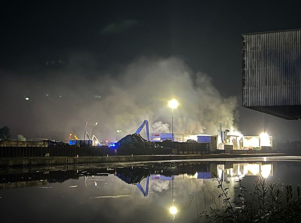 Feuerwehr löscht Brand in Dortmunder Recyclingbetrieb