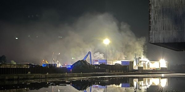 Feuerwehr löscht Brand in Dortmunder Recyclingbetrieb