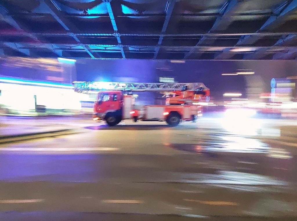 Unbekannte setzen Kinderwagen und Lastenrad in Berlin-Tempelhof in Brand