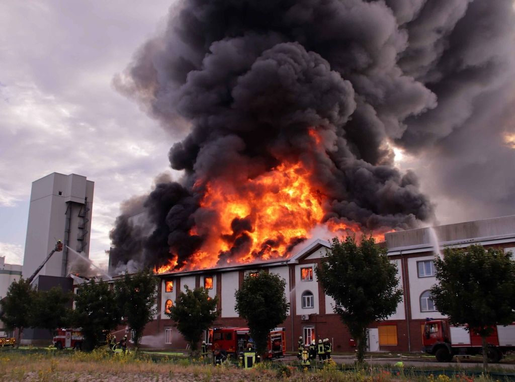 Prignitz: Haferflocken-Fabrik in Karstädt brennt lichterloh
