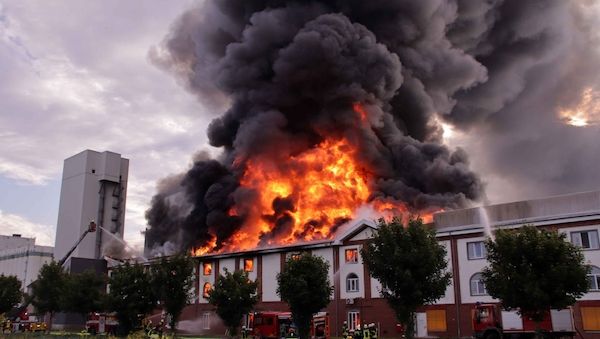 Prignitz: Haferflocken-Fabrik in Karstädt brennt lichterloh