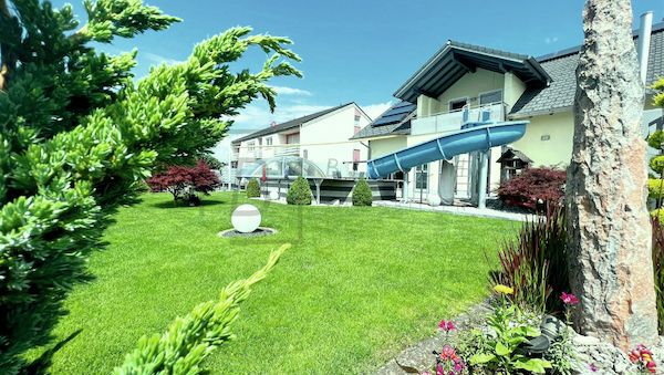 Erstklassiges Wohnen in Bernstadt: Großzügiges Einfamilienhaus auf Premium-Niveau: Energieeffizienzklasse A+