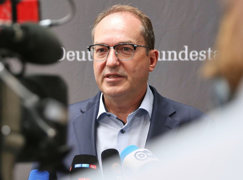 Hasspostings: Dobrindt will stärkere Kontrolle von Plattformen