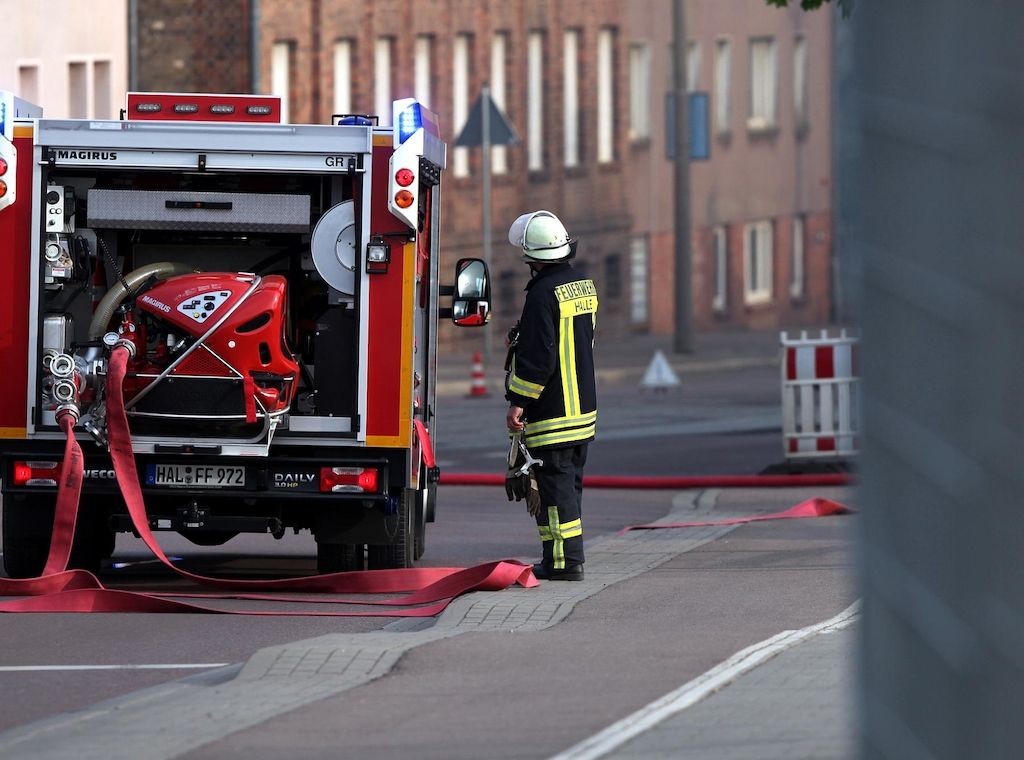 Über 100 Einsatzkräfte löschen Dachstuhlbrand in Stuttgart-Botnang