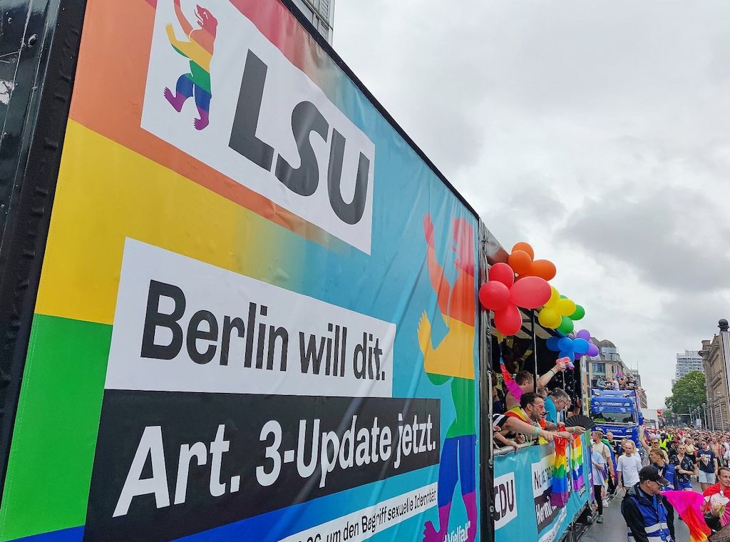 LSU kritisiert Klöckner und lädt Merz zum CSD ein