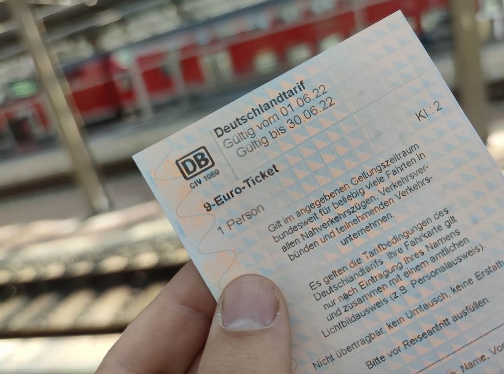 Linke fordert Rückkehr zu 9-Euro-Ticket