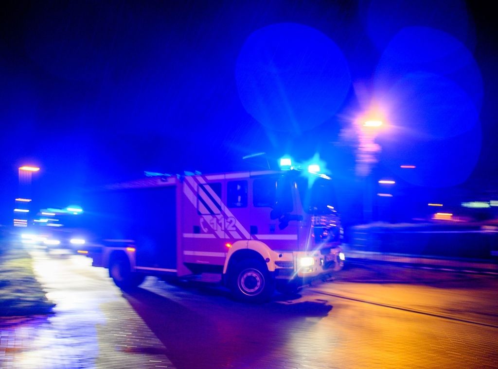 Auto brennt in Berlin-Lichtenberg - Polizei nimmt Verdächtigen fest