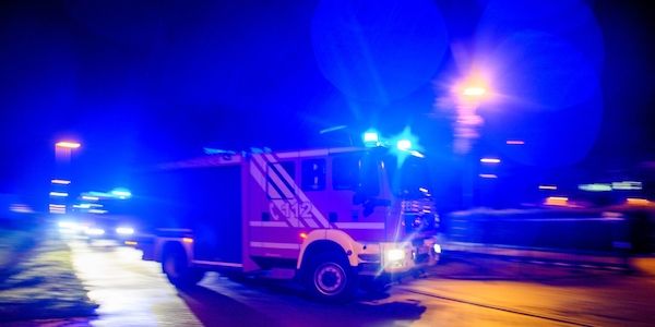 Auto brennt in Berlin-Lichtenberg - Polizei nimmt Verdächtigen fest