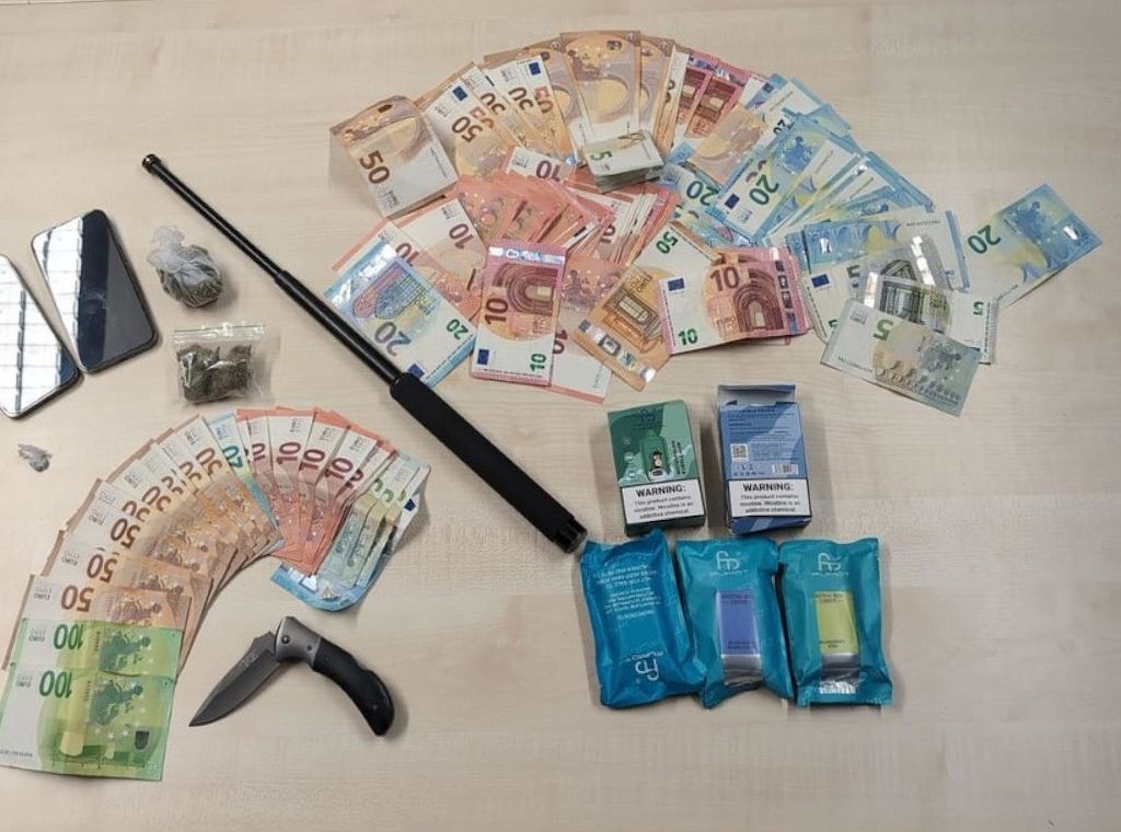 Polizei Köln stellt bei Einsatz in Kalk Drogen und Waffen sicher