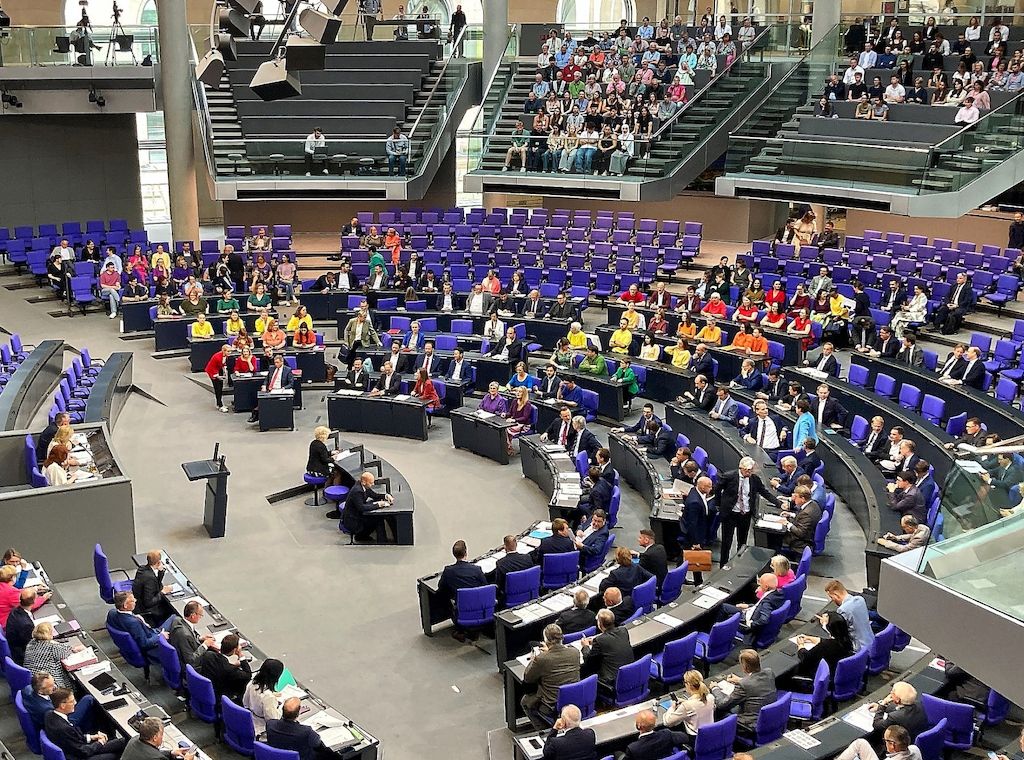 Klöckner verteidigt ihre Entscheidung gegen Regenbogenflaggen