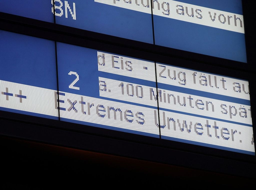 Verkehrsminister rügt Bahnmanagement wegen unpünktlicher Züge
