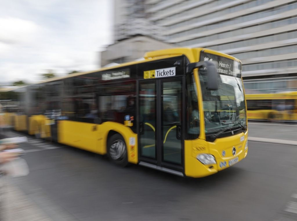 Unfall mit Bus: Fahrradfahrerin in Alt-Treptow schwer verletzt