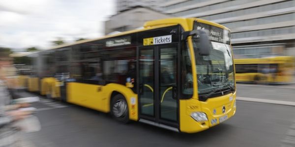 Unfall mit Bus: Fahrradfahrerin in Alt-Treptow schwer verletzt