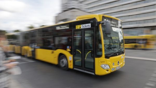 Unfall mit Bus: Fahrradfahrerin in Alt-Treptow schwer verletzt