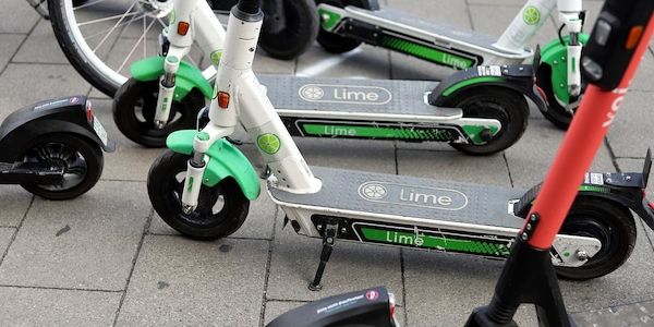 AfD fordert technische Lösungen für E-Roller-Parkprobleme in Berlin