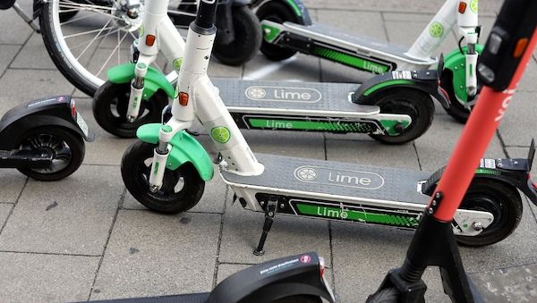 AfD fordert technische Lösungen für E-Roller-Parkprobleme in Berlin