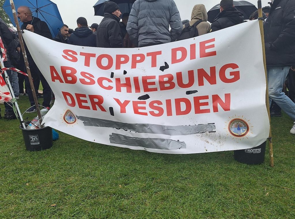Hamburg erinnert an Genozid an Êzîden mit Abschlussveranstaltung