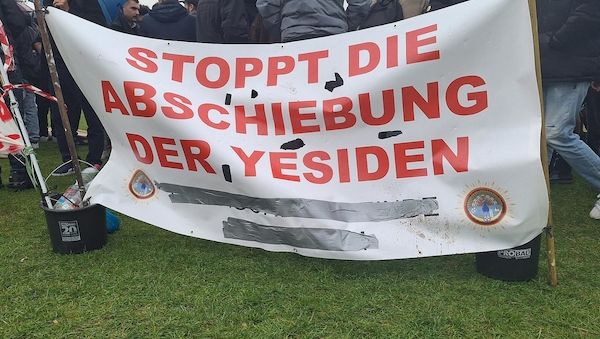 Hamburg erinnert an Genozid an Êzîden mit Abschlussveranstaltung
