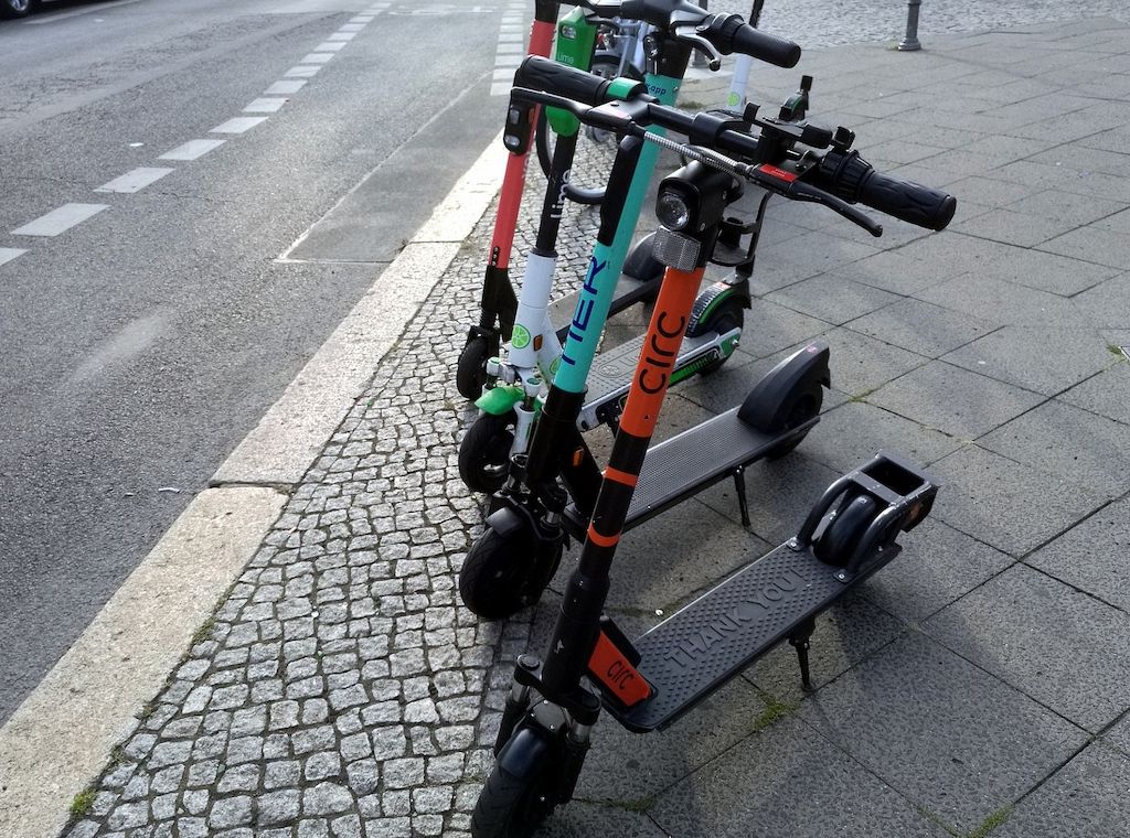 Schnieder will Parken von E-Scootern auf Gehwegen einschränken