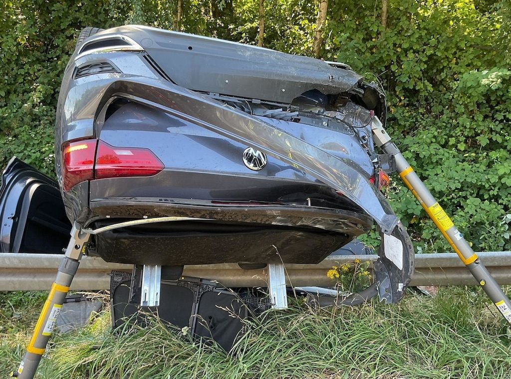 Schwerer Unfall auf B236 bei Dortmund - Fahrerin eingeklemmt