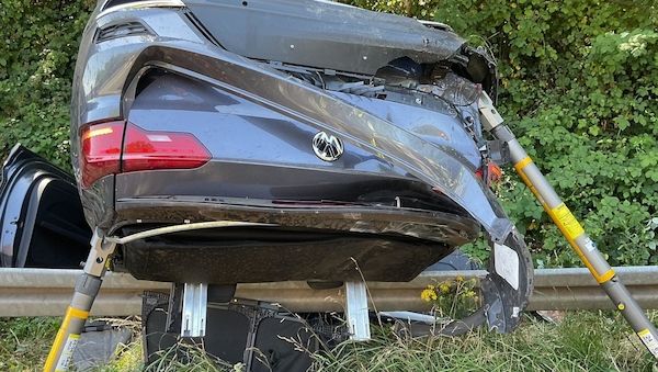 Schwerer Unfall auf B236 bei Dortmund - Fahrerin eingeklemmt