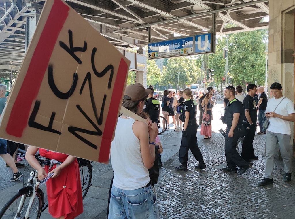 Großes Polizeiaufgebot bei AfD-"Begehung" im Görlitzer Park