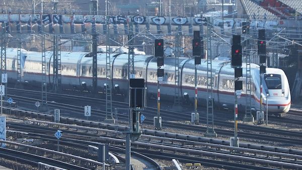 Böschungsbrände: Bahnverkehr in Norddeutschland beeinträchtigt