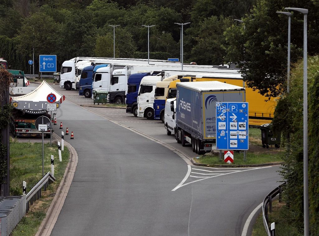 Schnieder will Lkw-Parkplatzsuche digital unterstützen