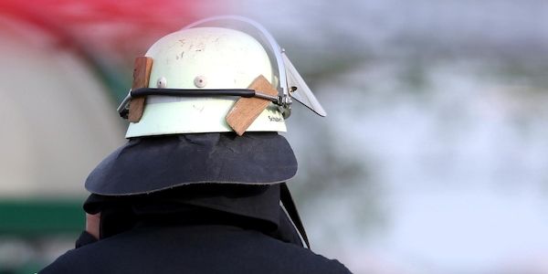 Drei Löschzüge bekämpfen Brand in Hamburger Lagerhalle