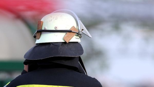 Drei Löschzüge bekämpfen Brand in Hamburger Lagerhalle