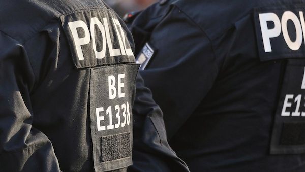 Spezialeinsatzkräfte überwältigen bewaffneten Mann in Berlin-Wedding