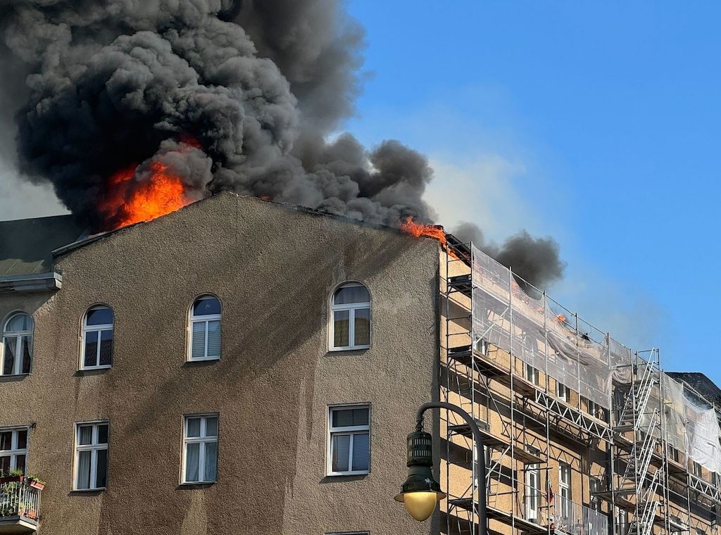 Feuer in Mehrfamilienhaus in Berlin-Schöneberg