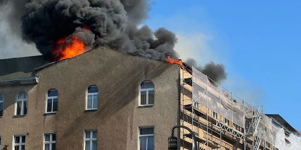 Feuer in Berlin-Schöneberg womöglich Folge von Dachdecker-Arbeiten