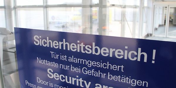 Abgelehnter Asylbewerber flieht aus Flughafenverfahren