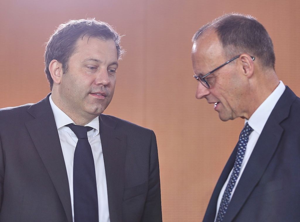 Politbarometer: Union büßt ein - SPD legt zu