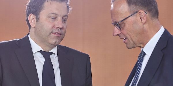 Politbarometer: Union büßt ein - SPD legt zu