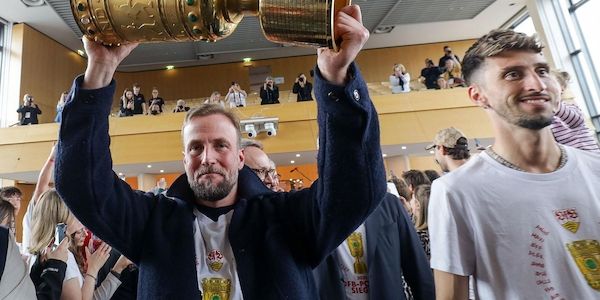 VfB Stuttgart trägt sich nach Pokalsieg ins Goldene Buch ein