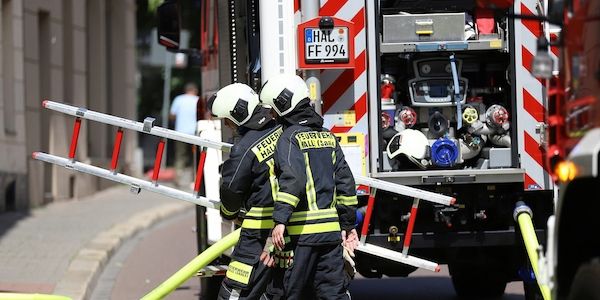 Baum stürzt auf zwei Autos in Düsseldorf - Schwerverletzter