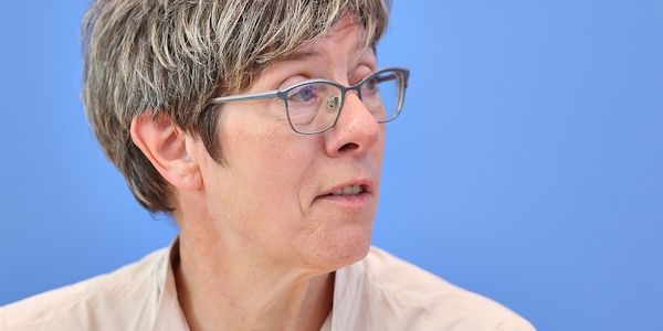 Kramp-Karrenbauer für schnelle Wehrpflicht und Taurus
